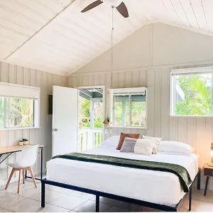 Monstera Bungalow, Spacious, King Bed, Big Kitchen Apartment